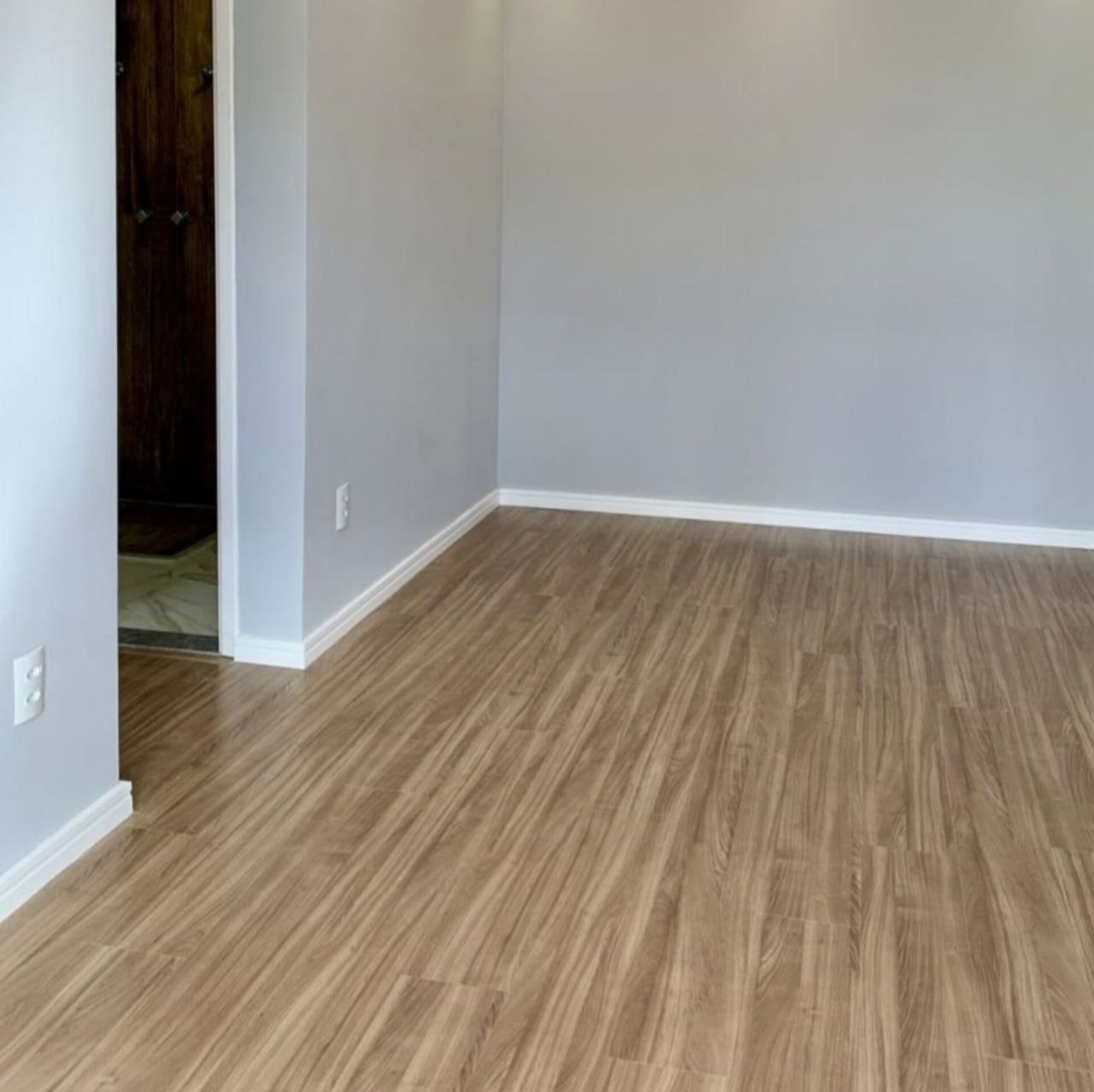 نمای نزدیک بافت کفپوش Alder PVC